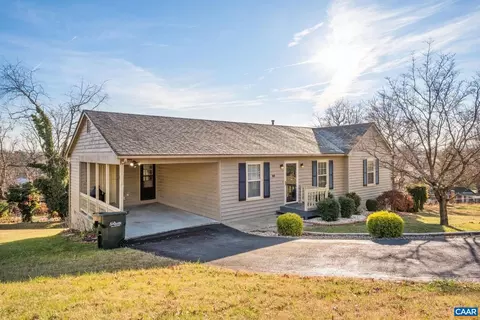 619 Essex Dr, Staunton, VA 24401