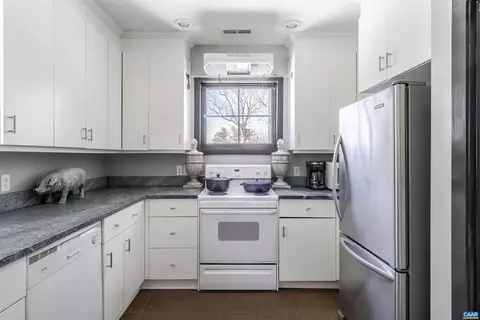 Kitchen - 1293 Hammocks Gap Rd, Charlottesville, VA 22911 photo 6 of 7