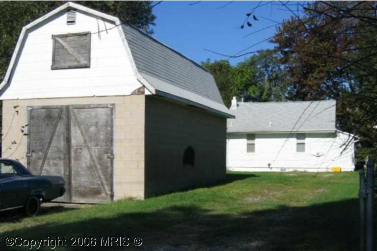 7640 Beach Dr, Pasadena, MD 21122 photo 1