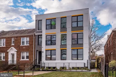 232 Hamilton St NW #3, Washington, DC 20011