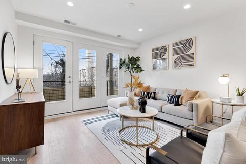 2216 40th Pl NW #3, Washington, DC 20007