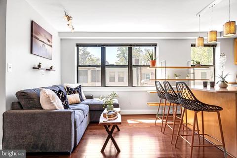 210 Oakwood St SE #202, Washington, DC 20032