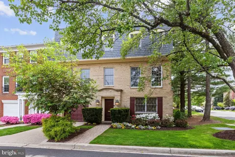 2727 Unicorn Ln NW, Washington, DC 20015