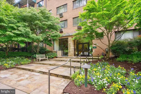 2325 42nd St NW #214, Washington, DC 20007