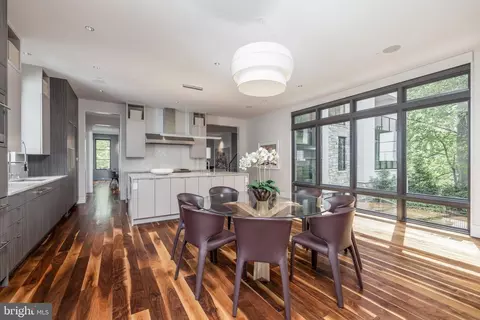 1930 Foxview Cir NW, Washington, DC 20007 photo 8