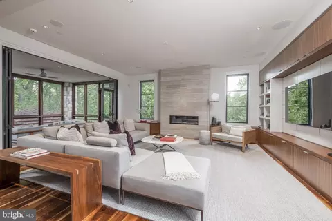 1930 Foxview Cir NW, Washington, DC 20007 photo 9