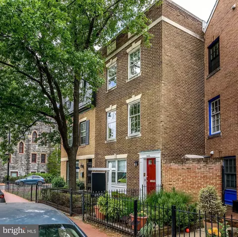227 6th St NE, Washington, DC 20002
