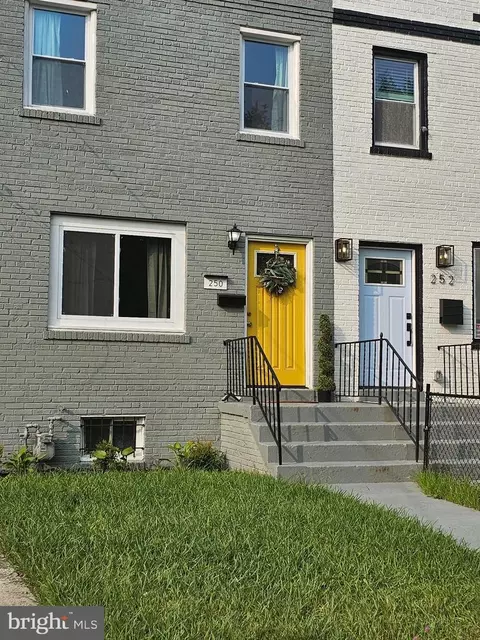 250 Oakwood St SE, Washington, DC 20032