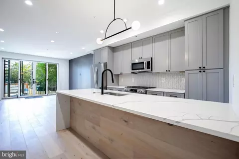 720 Kenyon St NW #1, Washington, DC 20010