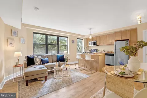 210 Oakwood St SE #203, Washington, DC 20032