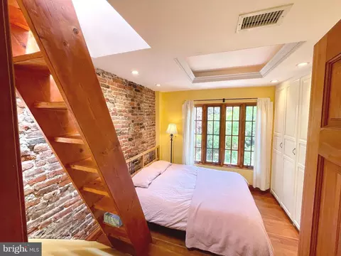 1039 Cecil Pl NW, Washington, DC 20007