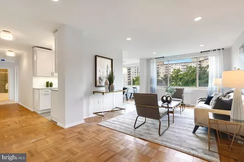 4000 Tunlaw Rd NW #1130, Washington, DC 20007