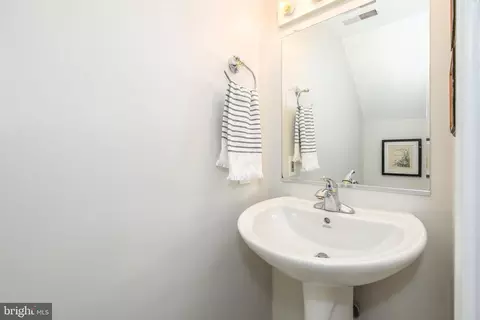 907 12th St SE, Washington, DC 20003 photo 11