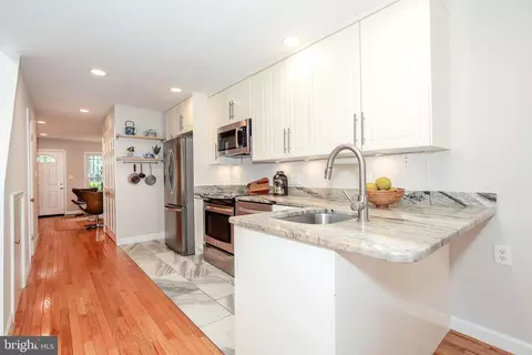 907 12th St SE, Washington, DC 20003 photo 8