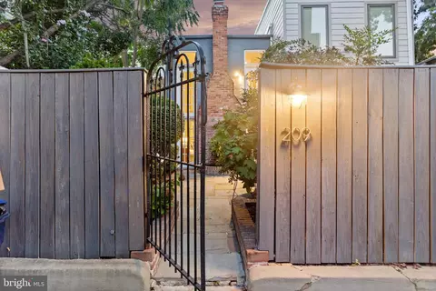 209 C St NE, Washington, DC 20002 photo 31