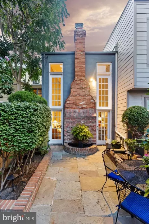 209 C St NE, Washington, DC 20002 photo 2