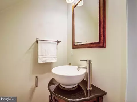 1341 Emerald St NE, Washington, DC 20002 photo 12