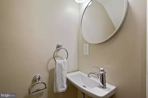 15 6th St NE, Washington, DC 20002 photo 17