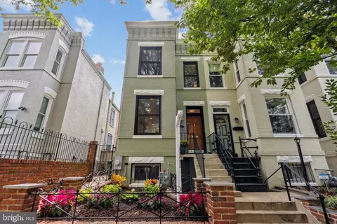 921 E Street St SE, Washington, DC 20003 photo 2