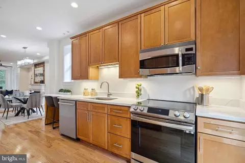 921 E Street St SE, Washington, DC 20003 photo 10