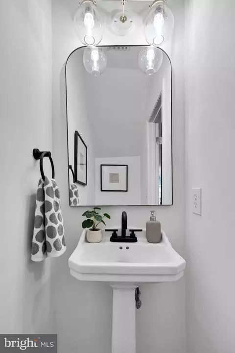 235 14th St SE, Washington, DC 20003 photo 10