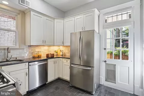 547 4th St SE, Washington, DC 20003 photo 8