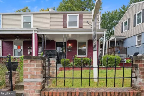 828 52nd St NE, Washington, DC 20019