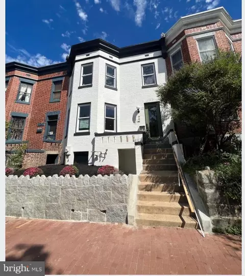 906 C St NE, Washington, DC 20002