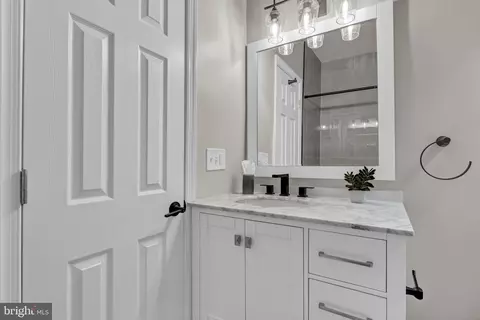 Bath - 1314 Emerald St NE, Washington, DC 20002 photo 4 of 10