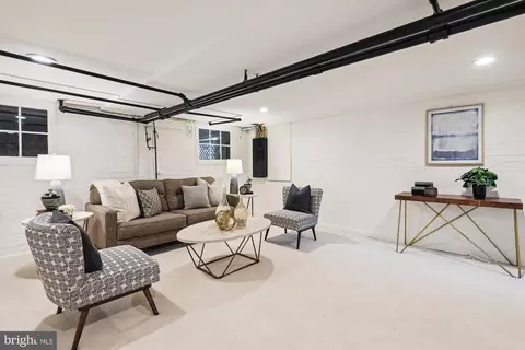 Living - 619 14th St NE, Washington, DC 20002 photo 4 of 5