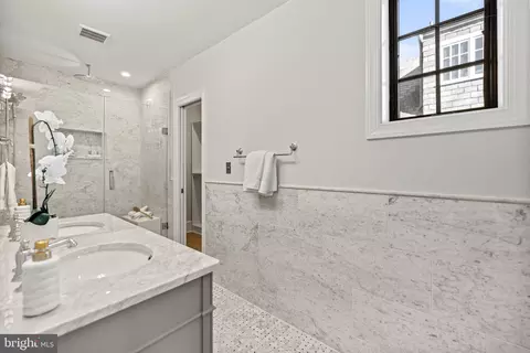 Bath - 3625 Everett St NW, Washington, DC 20008 photo 4 of 9