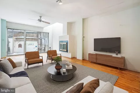 310 C St SE, Washington, DC 20003 photo 2