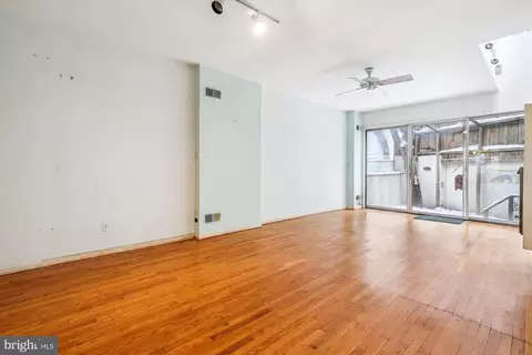 310 C St SE, Washington, DC 20003 photo 4