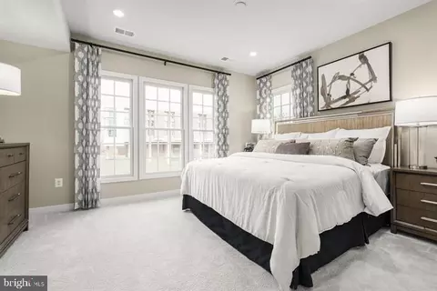 6820 General Davis Dr NW, Washington, DC 20012 photo 3