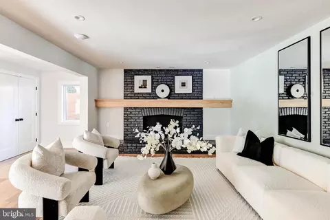 4624 Asbury Pl NW, Washington, DC 20016