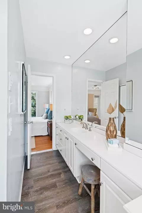 Bath - 4815 Calvert St NW, Washington, DC 20007 photo 8 of 17
