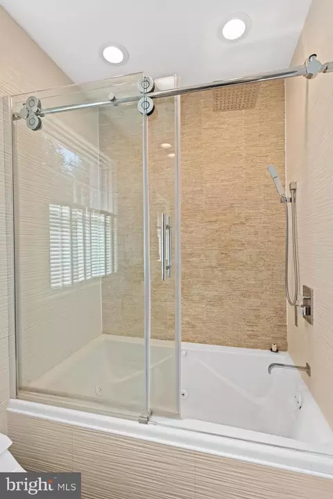 Bath - 4815 Calvert St NW, Washington, DC 20007 photo 7 of 17
