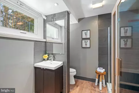 Bath - 4815 Calvert St NW, Washington, DC 20007 photo 16 of 17
