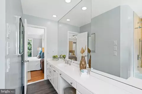 Bath - 4815 Calvert St NW, Washington, DC 20007 photo 9 of 17