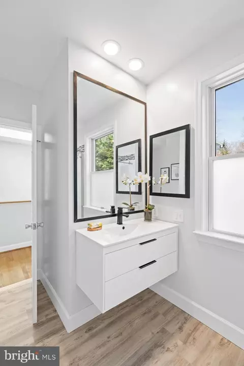 Bath - 4815 Calvert St NW, Washington, DC 20007 photo 14 of 17