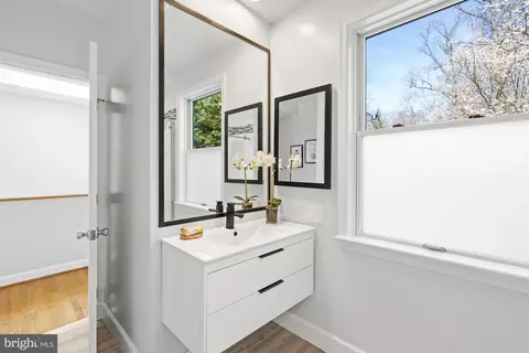 Bath - 4815 Calvert St NW, Washington, DC 20007 photo 15 of 17