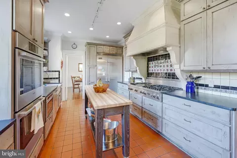 Kitchen - 2733 35th St NW, Washington, DC 20007 photo 4 of 8