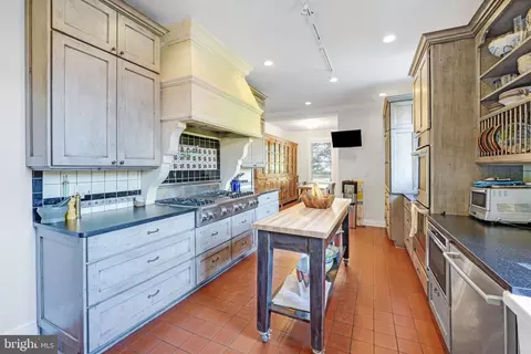 Kitchen - 2733 35th St NW, Washington, DC 20007 photo 5 of 8