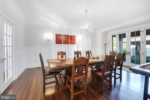 Dining - 2733 35th St NW, Washington, DC 20007 photo 2 of 3