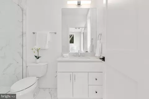 Bath - 2831 13th St NW #B, Washington, DC 20009 photo 3 of 6