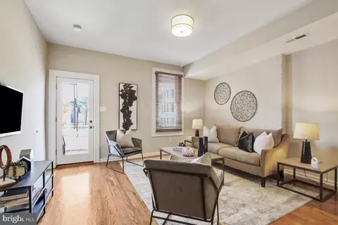 Living - 906 13th St NE, Washington, DC 20002 photo 2 of 3