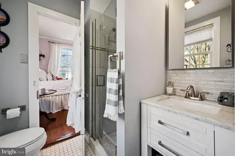 Bath - 2901 34th St NW, Washington, DC 20008 photo 4 of 8