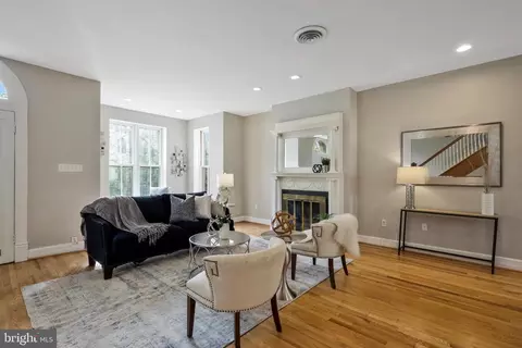 Living - 119 13th St SE, Washington, DC 20003 photo 2 of 6