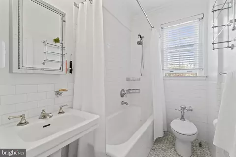 Bath - 2737 Devonshire Pl NW #222, Washington, DC 20008 photo 1 of 2