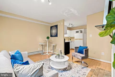 Living - 611 10th St NE, Washington, DC 20002 photo 7 of 7